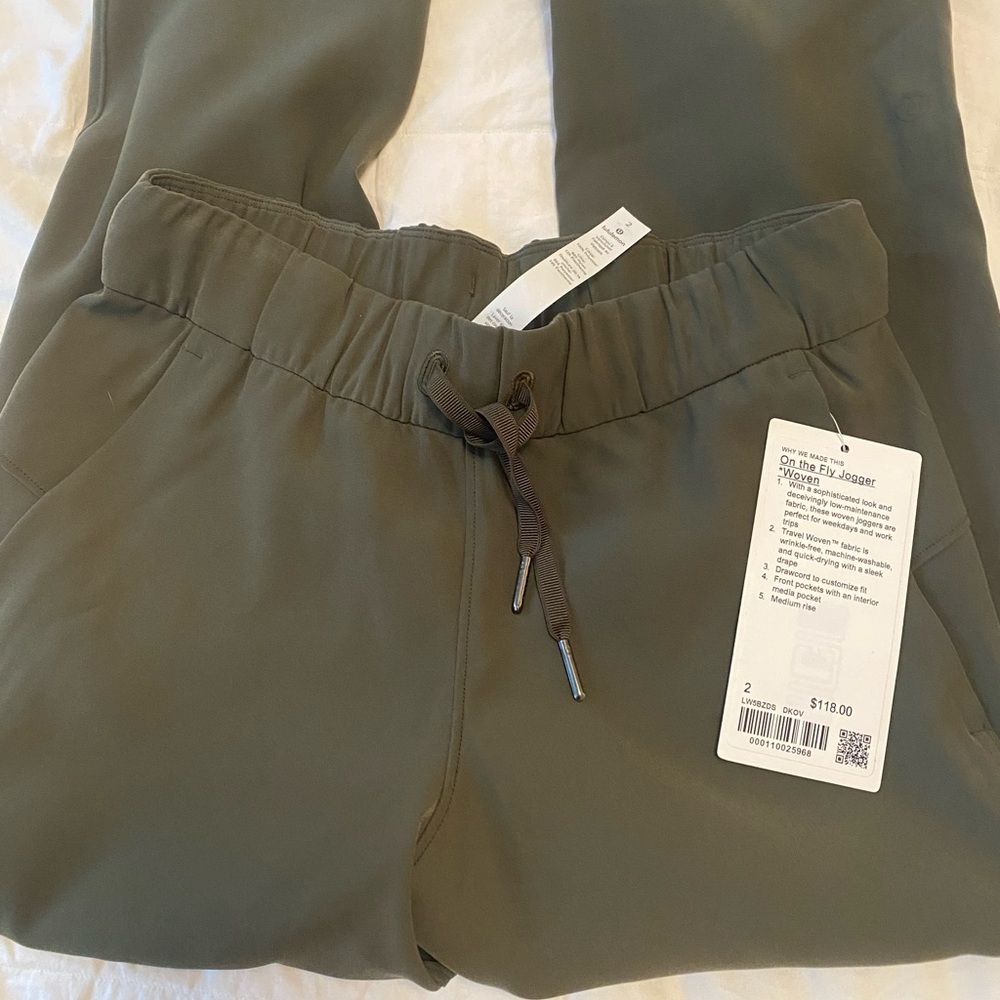 Lululemon On the Fly Jogger in Olive. Size 2